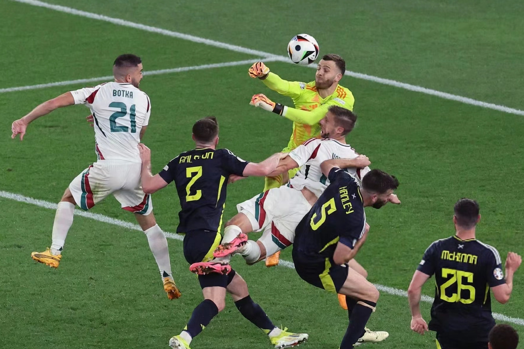 球场上的惊心动魄瞬间，震撼人心